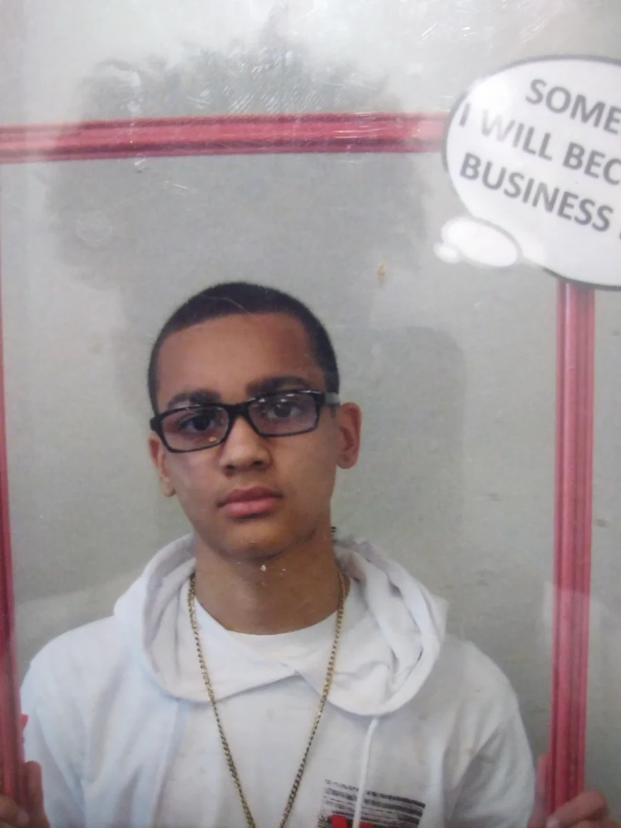 Que at Career Day, second angle